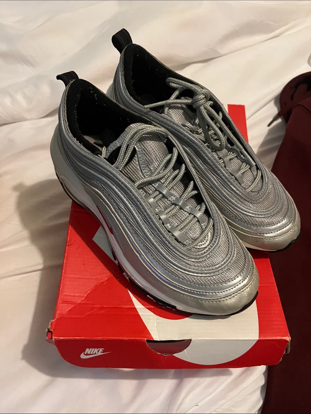 Nike Men's Silver and Black Wave-Pattern Sneakers